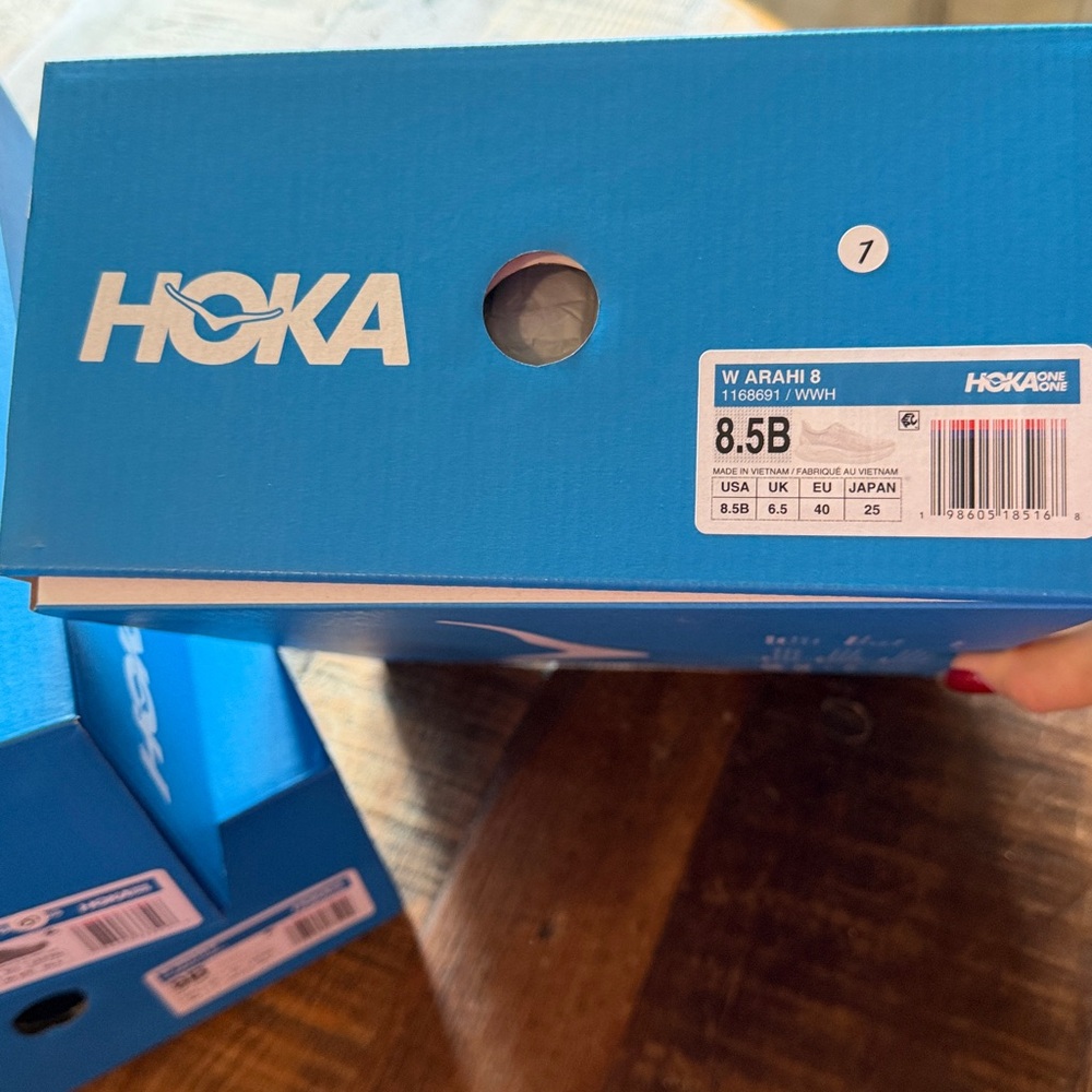 New in Box HOKA Women's Arahi 8 White/White Running Shoes - Picture 9 of 9